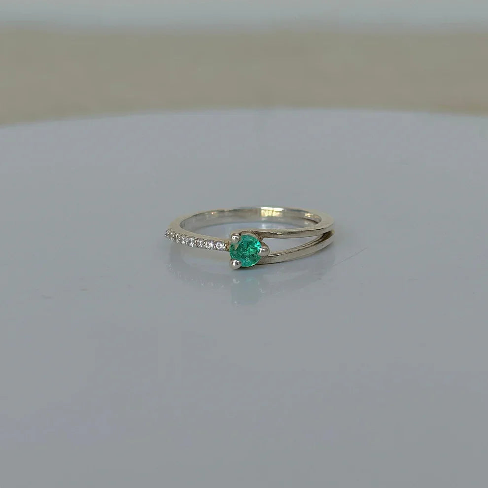 925 Silver Natural Emerald Ring: Elegance Rooted in Nature and Purity
