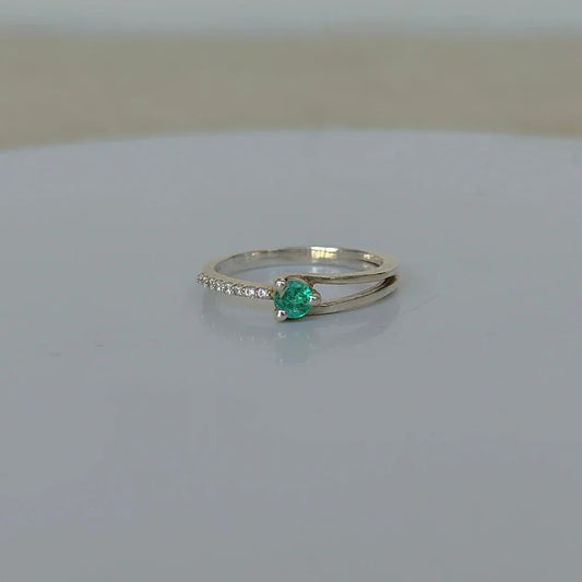 925 Silver Natural Emerald Ring: Elegance Rooted in Nature and Purity