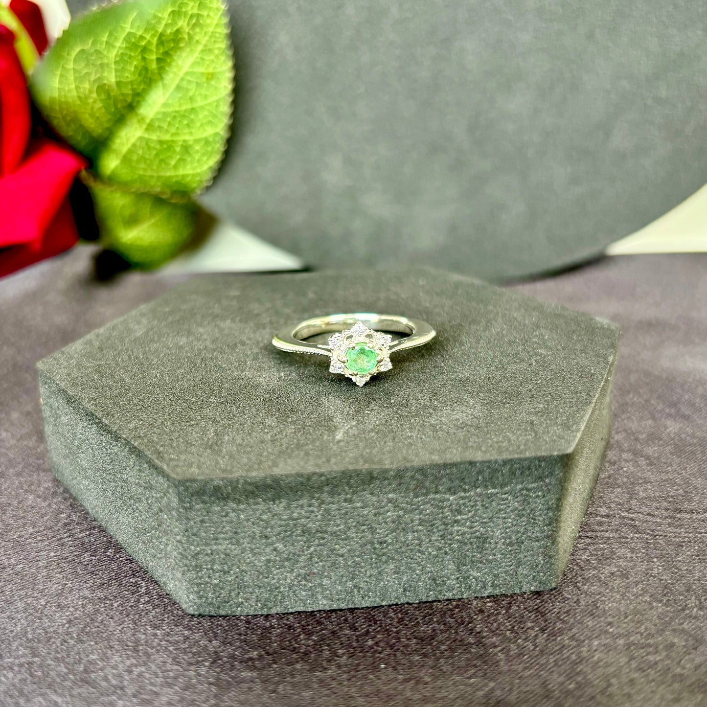 Royal Natural Emerald: The Classic Gemstone Band