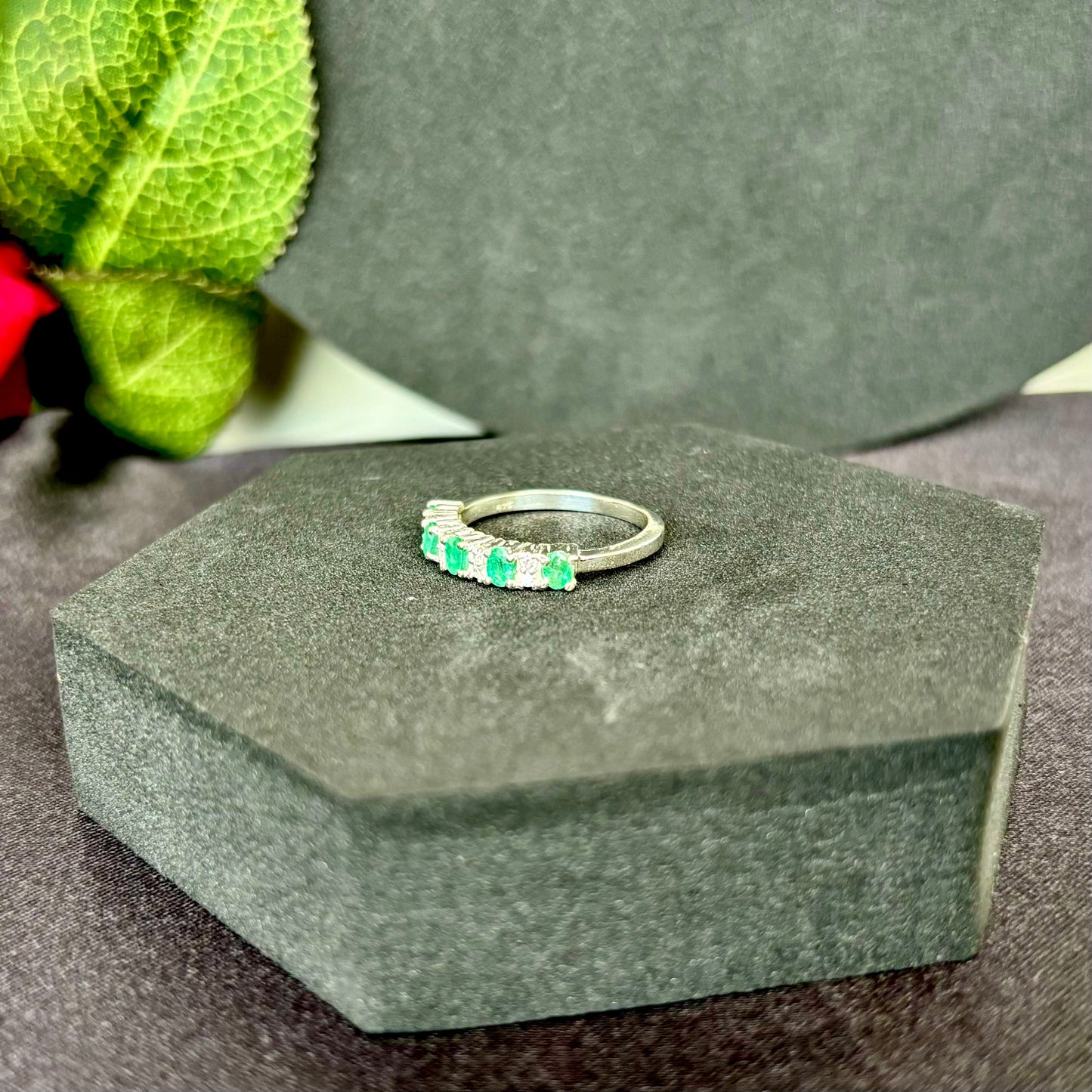 Exquisite Verdancy Ring - The Natural Emerald Luxe