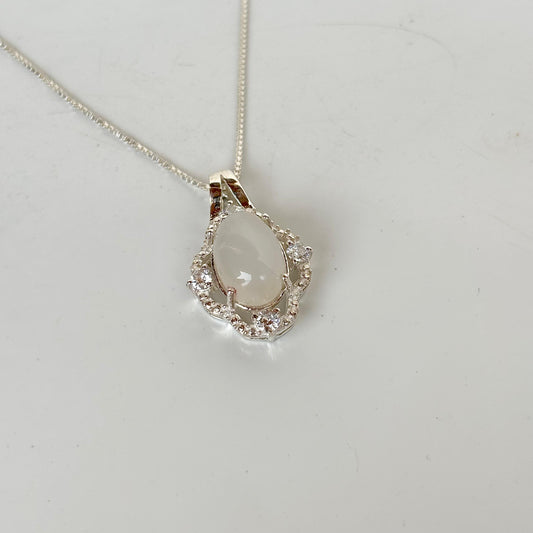 925 sterling silver pendant with natural moonstone – elegant and handcrafted gemstone jewelry